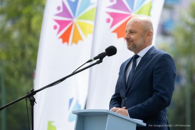 Zdjęcie z oficjalnego otwarcia Centrum Rekreacyjno-Sportowego i Edukacyjnego przy ZSP nr 5